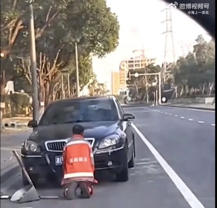 环卫大爷长跪车前1个小时之后，我才知道什么人配开保时捷